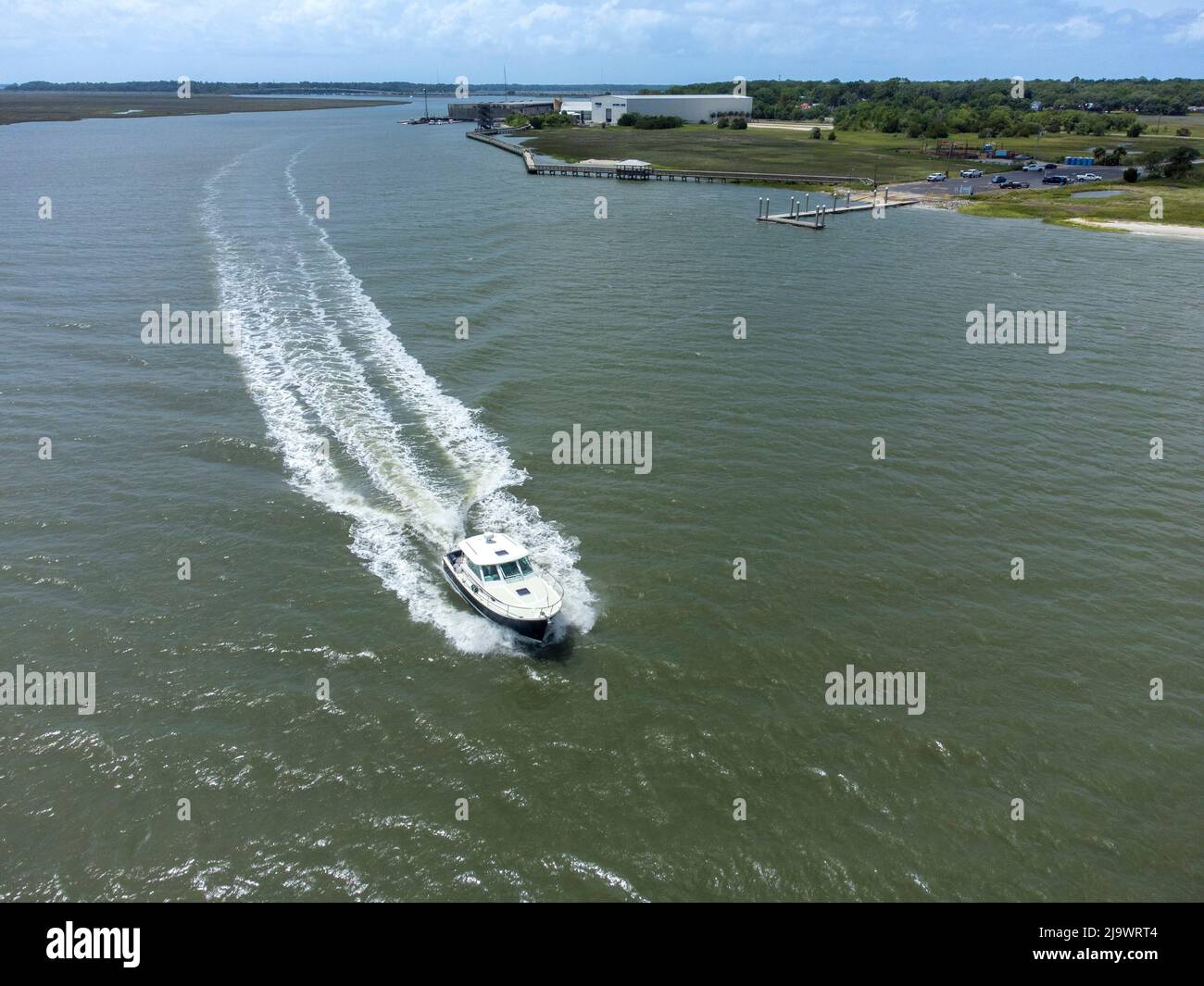 Vue aérienne du bateau de croisière en cabine se déplaçant le long de la côte de Caroline du Sud Banque D'Images