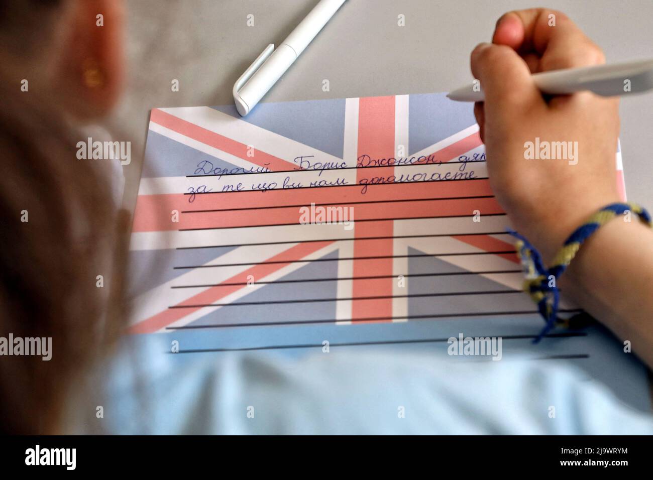 Odesa, Ukraine - 25 mai 2022 - Une jeune fille écrit une lettre au Premier ministre britannique Boris Johnson qui a écrit une lettre ouverte aux enfants d'Ukraine est photographiée à Odesa, dans le sud de l'Ukraine. Cette photo ne peut pas être distribuée en Fédération de Russie. Photo de Nina Liashonok/Ukrinform/ABACAPRESS.COM Banque D'Images