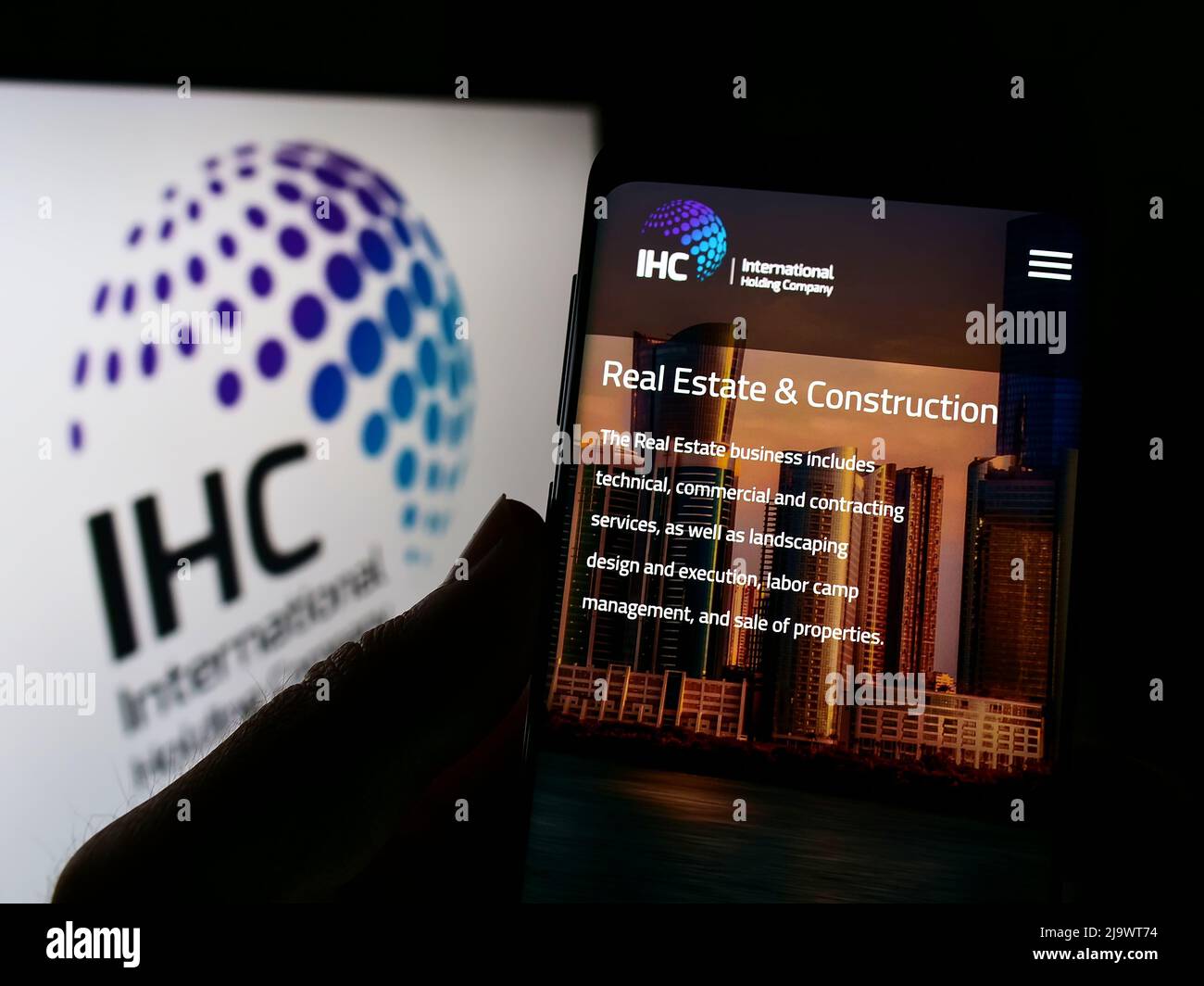 Personne tenant un smartphone avec la page Web de la société de portefeuille internationale Emirati PJSC (IHC) à l'écran avec le logo. Concentrez-vous sur le centre de l'écran du téléphone. Banque D'Images