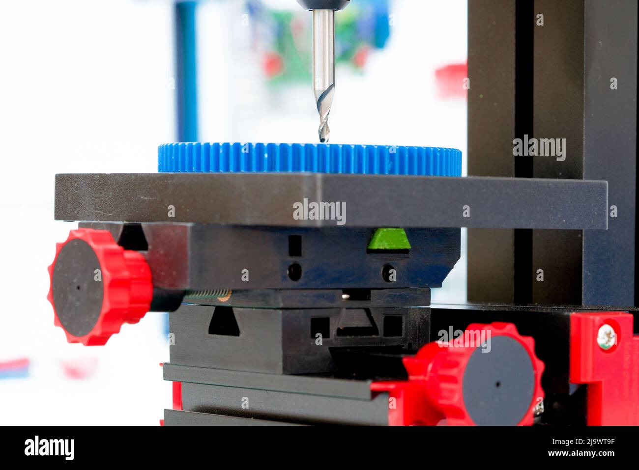 Fraiseuse et perceuse de précision dans le laboratoire de mécanique de précision Banque D'Images