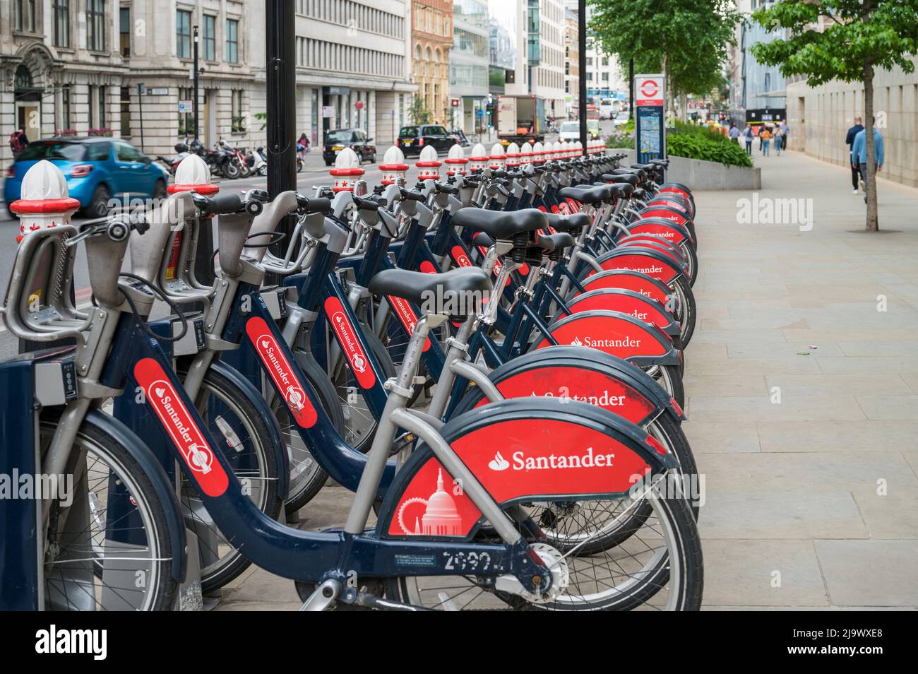 Une ligne de Santander a parrainé la location publique de vélos garés dans une station d'accueil sur Farringdon Street, Londres, Angleterre, Royaume-Uni. Banque D'Images