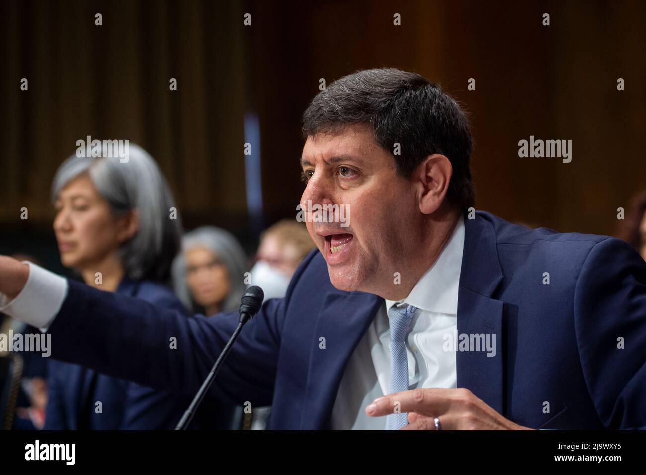 Steven M. Dettelbach répond aux questions posées lors d'une audience du Comité sénatorial de la magistrature pour sa nomination au poste de directeur, Bureau de l'alcool, du tabac, des armes à feu et des explosifs, Dans l'édifice Dirksen du bureau du Sénat à Washington, DC, le mercredi 25 mai 2022. Crédit : Rod Lamkey/CNP/MediaPunch Banque D'Images