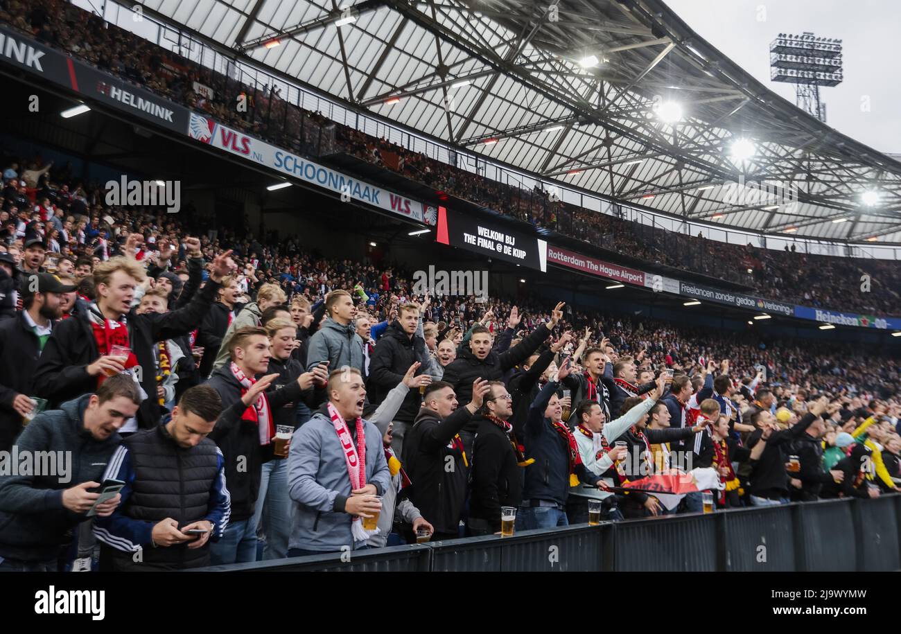 2022-05-25 20:16:56 ROTTERDAM - les supporters de Kuip avant le match. Feyenoord diffuse sur quatre grands écrans la finale de la Ligue de la Conférence contre LES ROMS. ANP JEROEN PUTMANS pays-bas - belgique sortie Banque D'Images