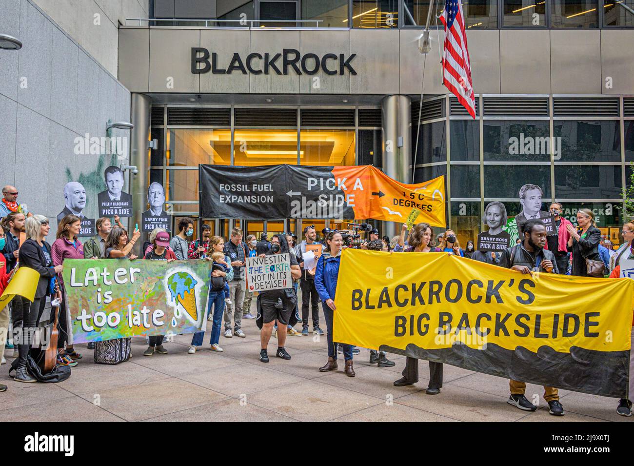 ÉTATS-UNIS. 25th mai 2022. Le 25 mai 2022, plus de 100 New-Yorkais en première ligne de la crise climatique, dont des leaders religieux et des jeunes, ont organisé une manifestation devant le siège de BlackRock à Manhattan, où leur assemblée annuelle des actionnaires a eu lieu. Les participants et les conférenciers à cet événement ont exigé que BlackRock exclut de ses fonds actifs et passifs les entreprises qui développent la production de combustibles fossiles. Au moins quatorze manifestants ont été arrêtés, dont six chefs religieux. (Photo d'Erik McGregor/Sipa USA) crédit : SIPA USA/Alay Live News Banque D'Images