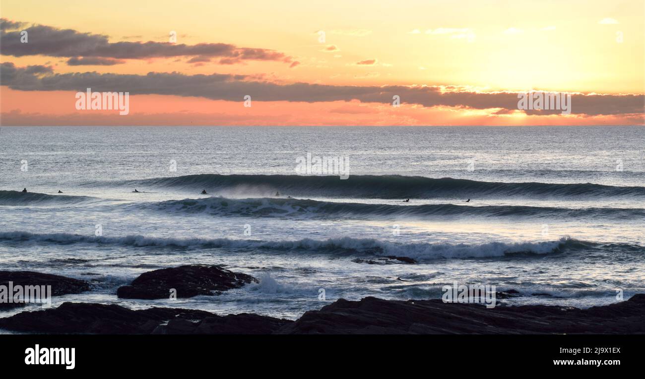 Surfeurs au coucher du soleil, Constantine Bay - Cornwall, Royaume-Uni Banque D'Images