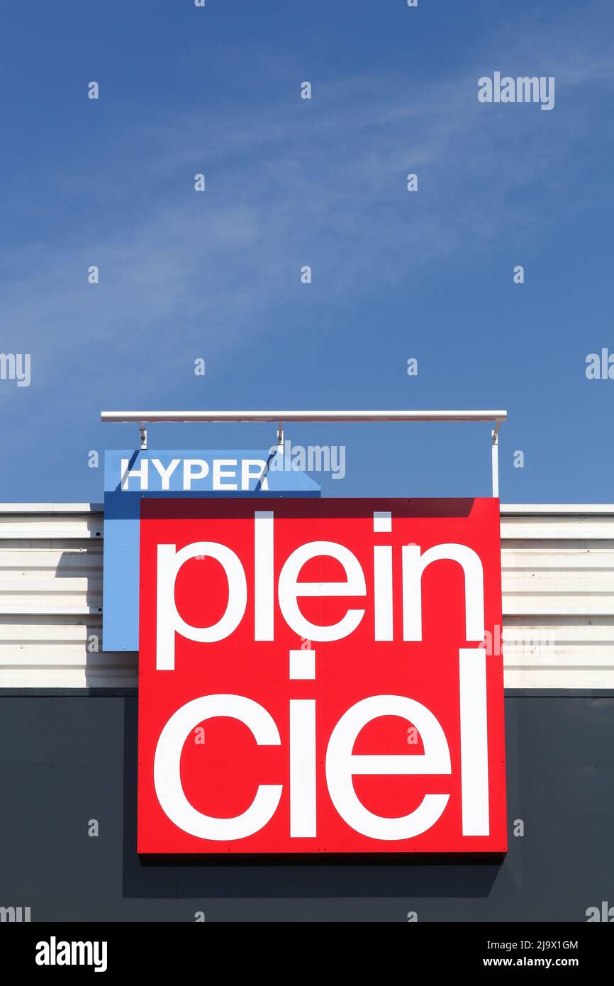 Agde, France - 3 juillet 2018 : logo plein ciel sur un mur. Spécialisé dans la papeterie, les fournitures de bureau, le mobilier, les fournitures scolaires et les consommables informatiques Banque D'Images