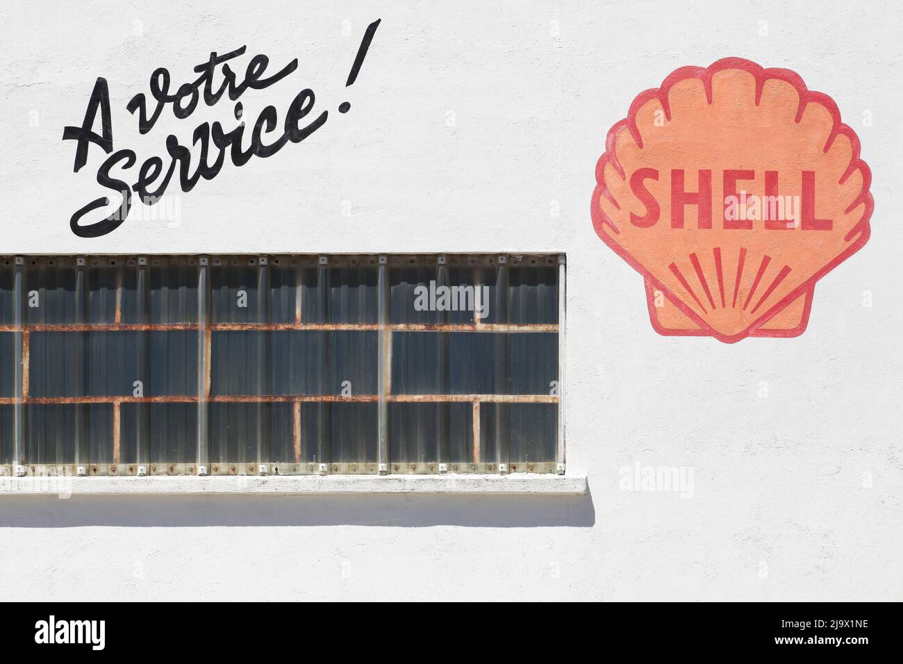 La Rochepot, France - 1 juillet 2020 : façade de la station Shell Bel Air à Rochepot, Bourgogne le long du RN6 en France Banque D'Images