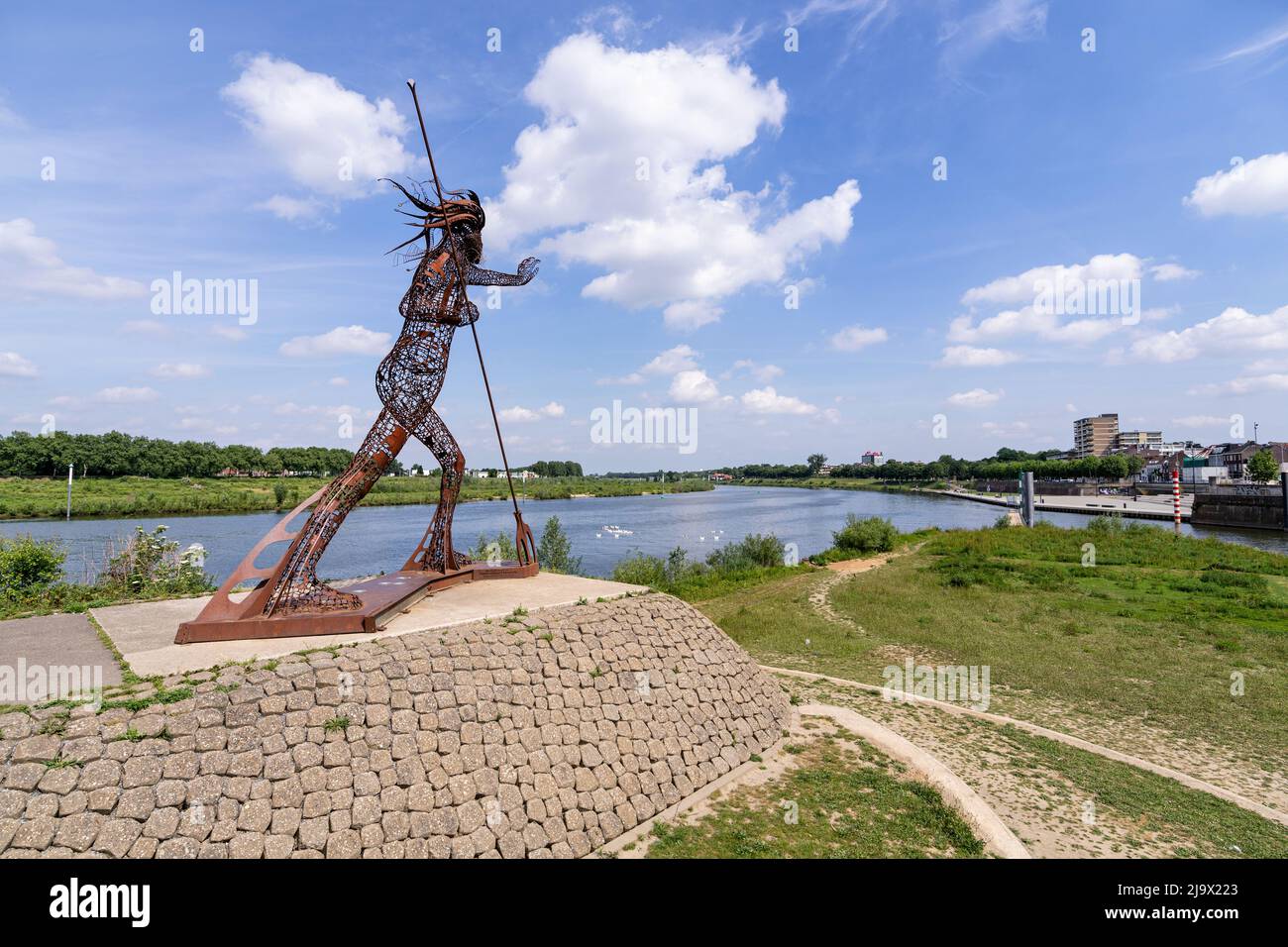 Œuvre d’art de neuf mètres de haut ‘de vreedzame Krijger’ (le guerrier paisible) sur la rivière Maas. Banque D'Images