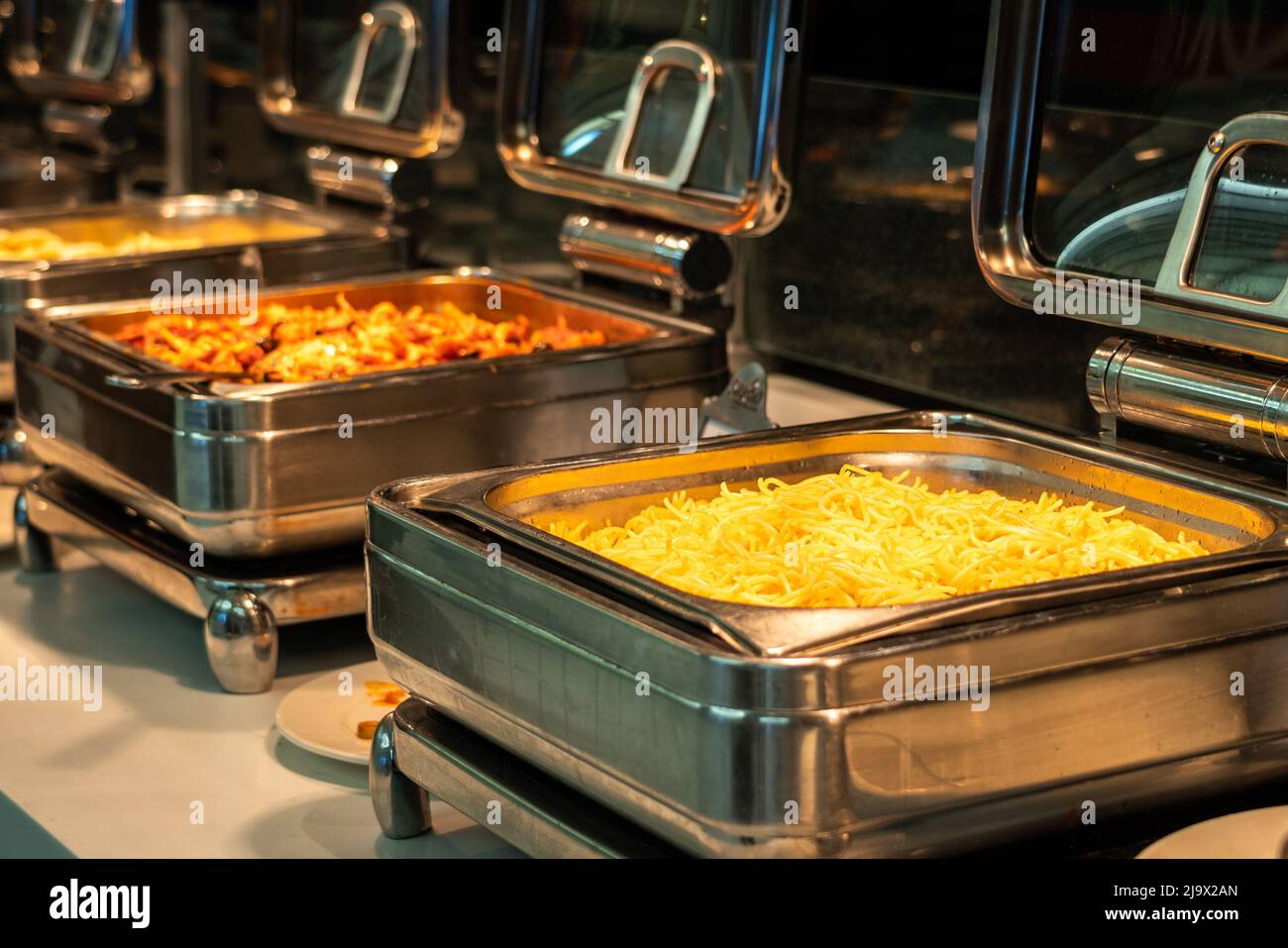 Buffet de plateaux chauffants prêts à servir avec choix de pâtes pour le petit déjeuner Banque D'Images