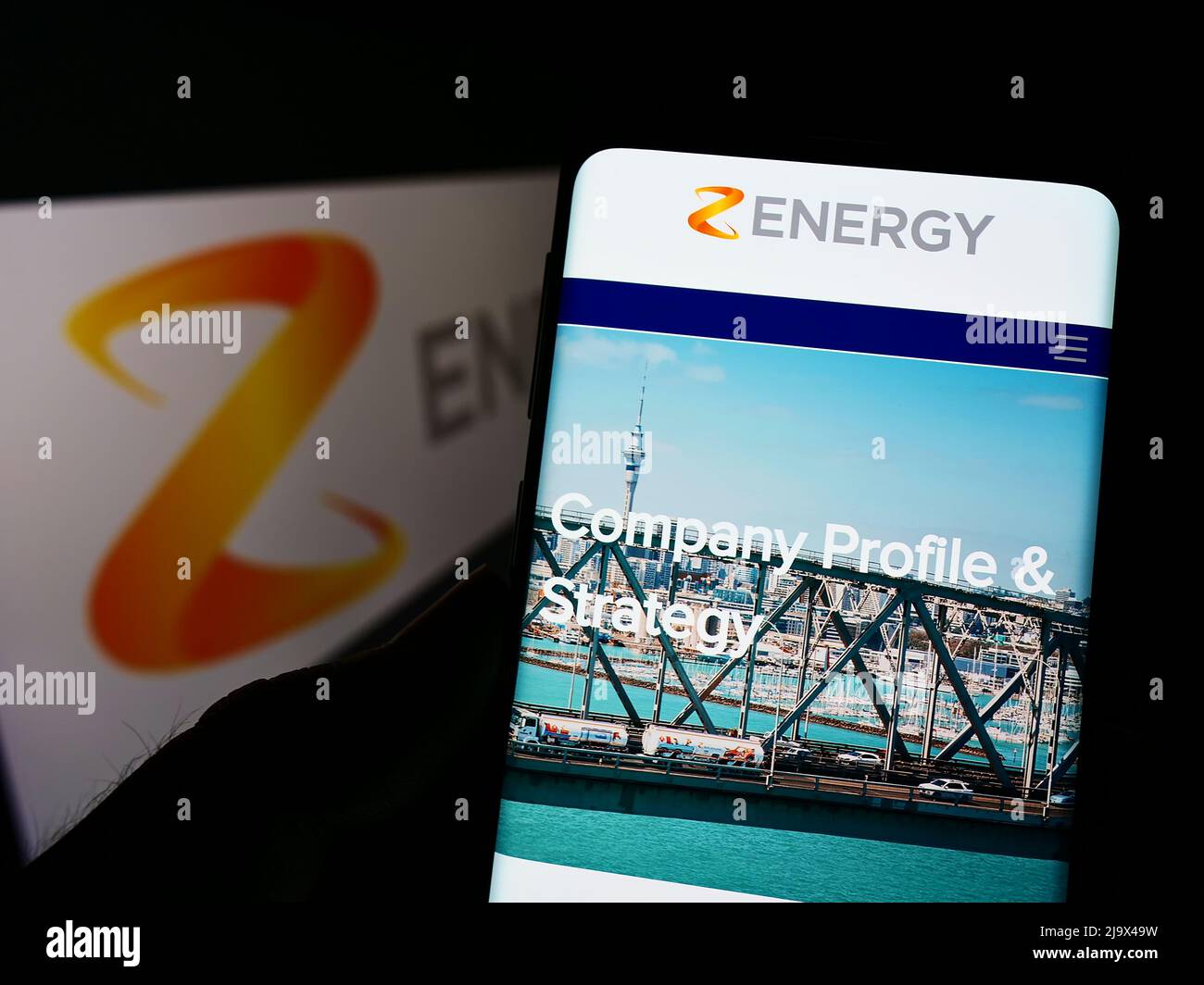 Personne tenant un téléphone portable avec le site Web de la société néo-zélandaise Z Energy Limited à l'écran devant le logo. Concentrez-vous sur le centre de l'écran du téléphone. Banque D'Images