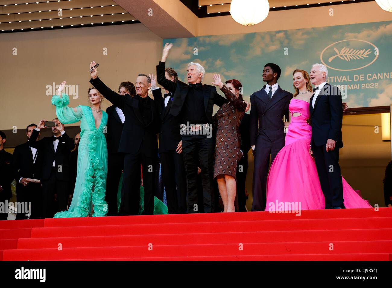 Cannes, France. 25th mai 2022. CANNES - 25 MAI : Steve Binder, Tom Hanks, Austin Butler, directeur Baz Luhrmann, Priscilla Presley, Alton Mason, Natasha Bassett et le producteur Patrick McCormick arrivent à la première de « ELVIS » lors de l'édition 75th du Festival de Cannes le 25 mai 2022 au Palais des Festivals de Cannes. (Photo de Lyvans Boolaky/ÙPtertainment/Sipa USA) crédit: SIPA USA/Alay Live News Banque D'Images