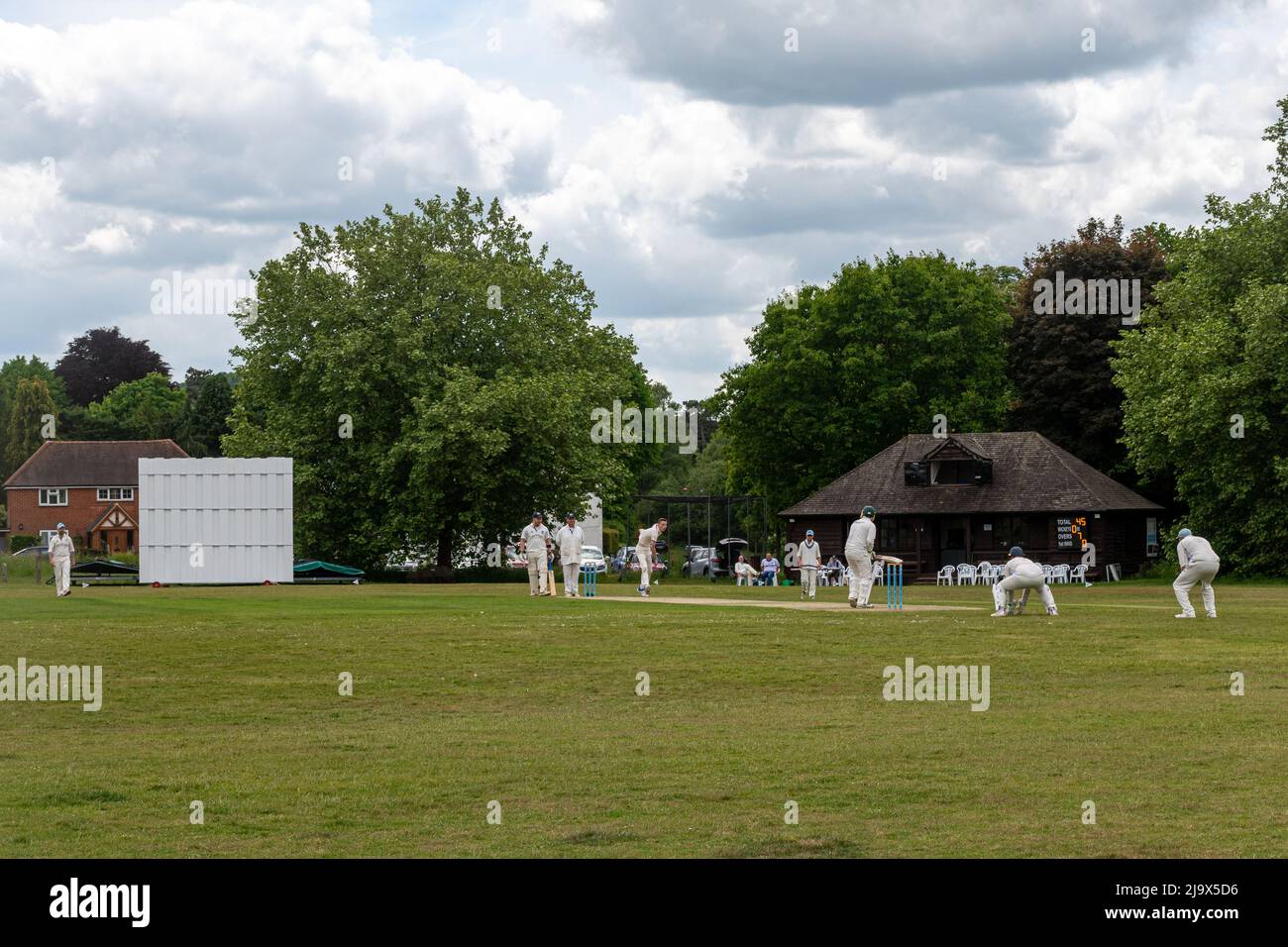 Match de cricket du village à Shalford, Surrey, Angleterre, Royaume-Uni Banque D'Images