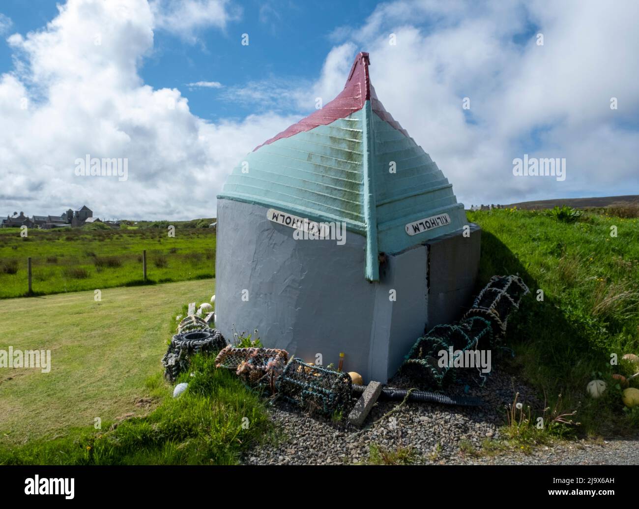 Construction de hangar à bateaux originaux, île de Rousay utilisant un bateau de pêche retourné comme toit pour un bâtiment avec vue sur Wyre Sound, Orkney, Écosse. Banque D'Images