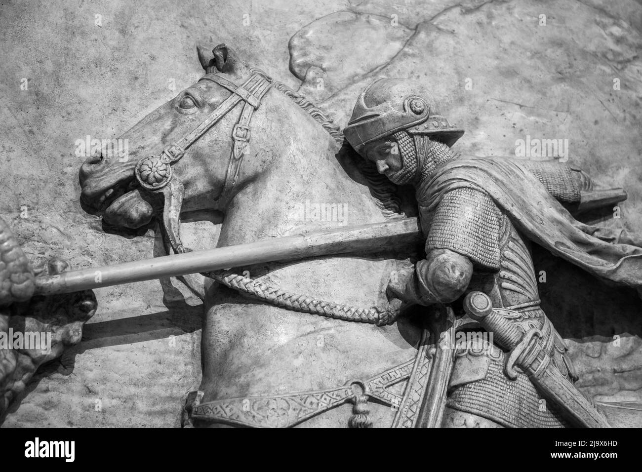 Bas-relief de chevalier avec un lance-dragon frappant. Banque D'Images