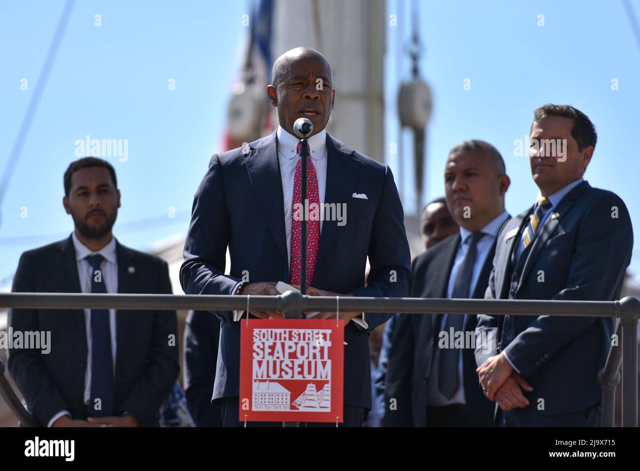 Le maire Eric Adams sonne le vaisseau Ambrose Bell, un symbole de tolérance et d'inclusion pour d'innombrables générations d'immigrants New-yorkais, au quai 16 Banque D'Images