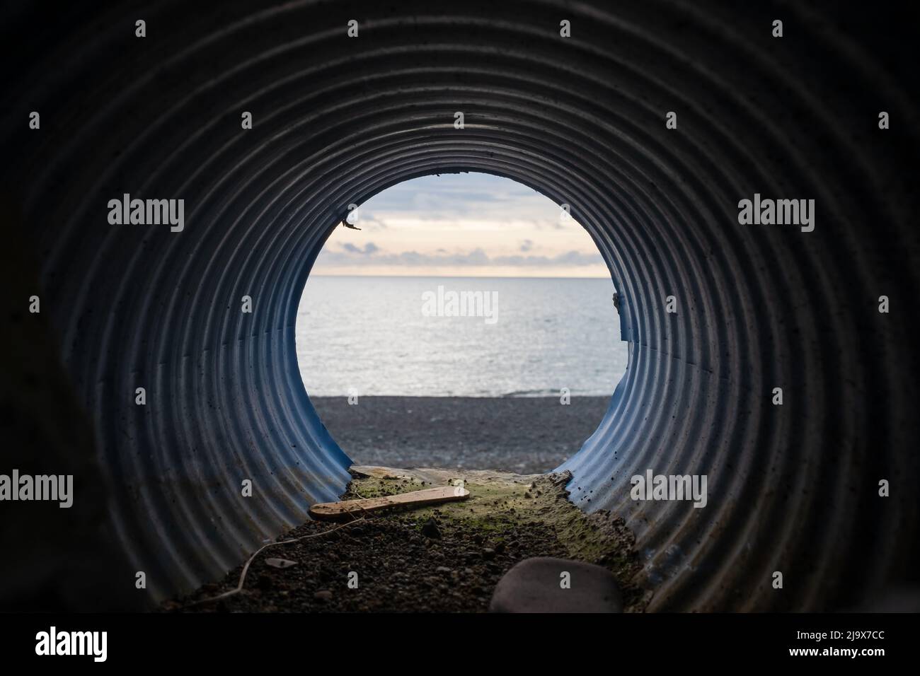 Vue depuis le tuyau d'évacuation d'eau ou le tube sur la plage. Banque D'Images