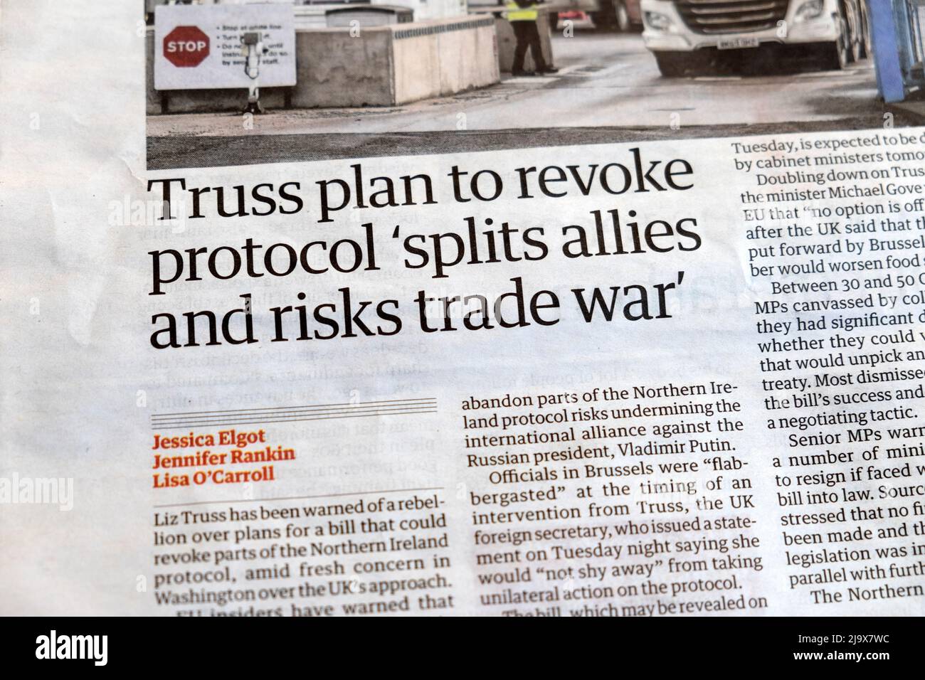 Liz 'Truss plan de révoquer le protocole 'plit les alliés et les risques de la guerre commerciale' journal Guardian Irlande du Nord ni coupure de titre 11 mai 2022 Londres Royaume-Uni Banque D'Images