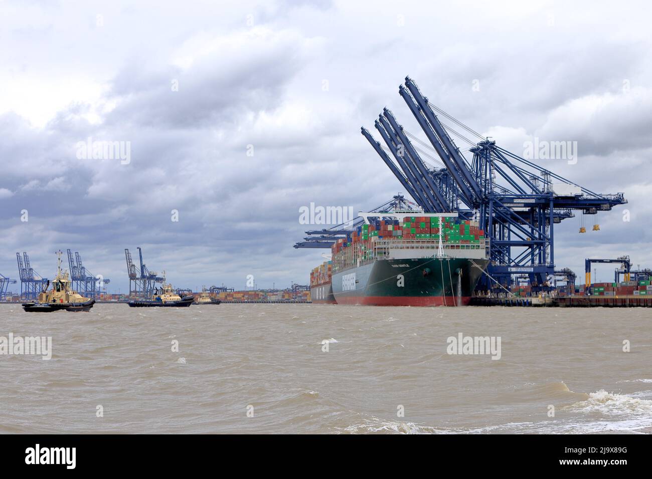 Bateau à conteneurs toujours doucement se préparant à quitter le port de Felixstowe, Suffolk, Royaume-Uni, assisté par les remorqueurs Svitzer Shotley Svitzer Sky Svitzer Deben Banque D'Images