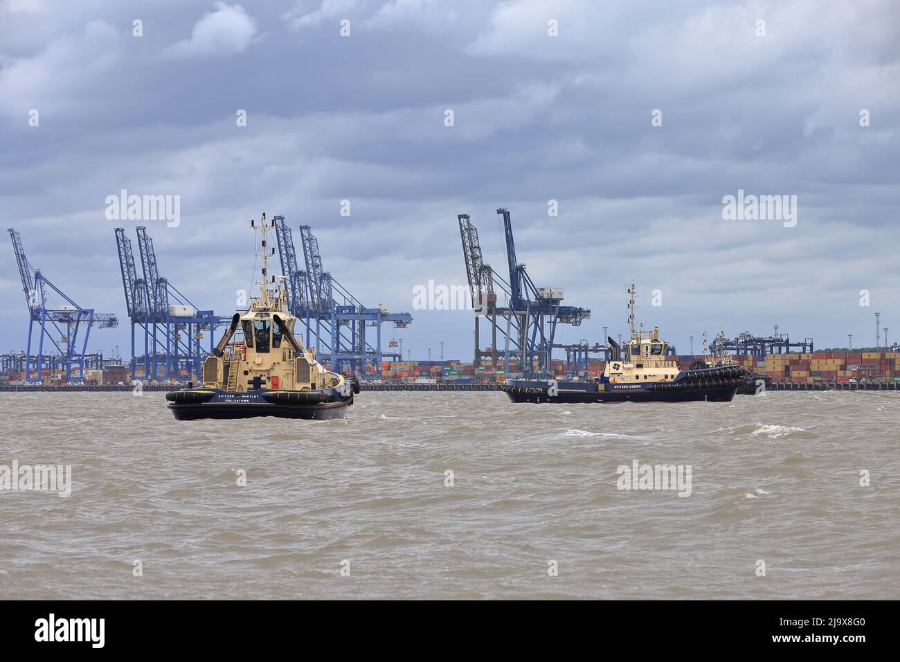 Des remorqueurs Svitzer Shotley et Svitzer Deben assistent un navire à conteneurs qui quitte le port de Felixstowe. Banque D'Images