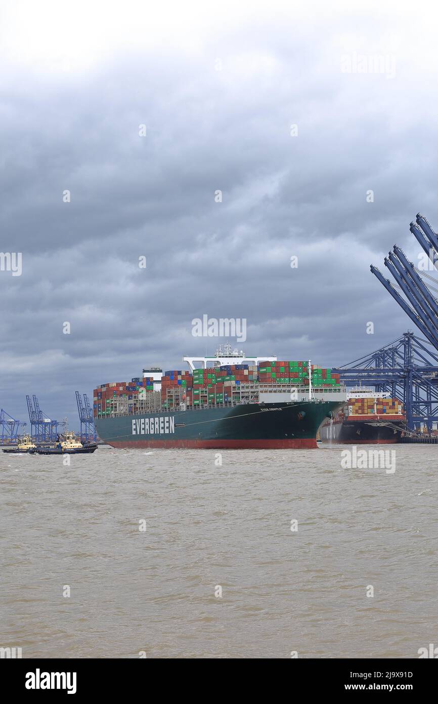 Bateau à conteneurs toujours doucement se préparant à quitter le port de Felixstowe, Suffolk, Royaume-Uni, assisté par les remorqueurs Svitzer Shotley Svitzer Sky Svitzer Deben Banque D'Images