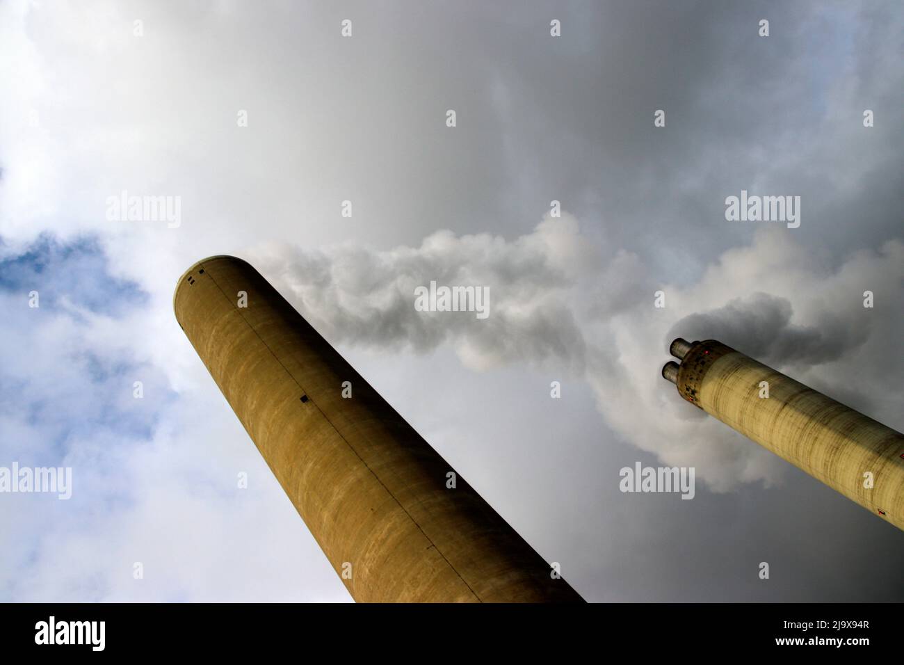 La vapeur s'échappe des déchets en convertissant les déchets en électricité durable à l'usine AEB d'Amsterdam, aux pays-Bas. Banque D'Images