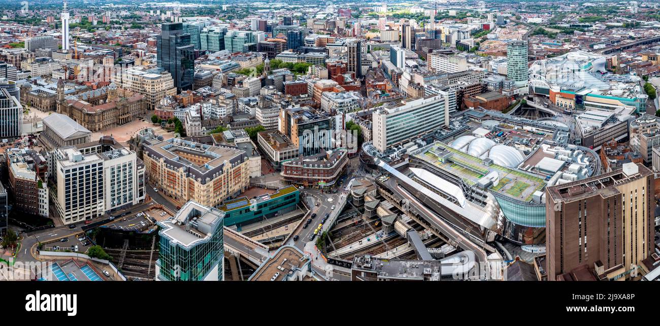 BIRMINGHAM, ROYAUME-UNI - 24 MAI 2022. Vue aérienne du centre-ville de Birmingham avec le Radisson Blu Hotel Skyscraper, la gare de New Street et Bull Banque D'Images