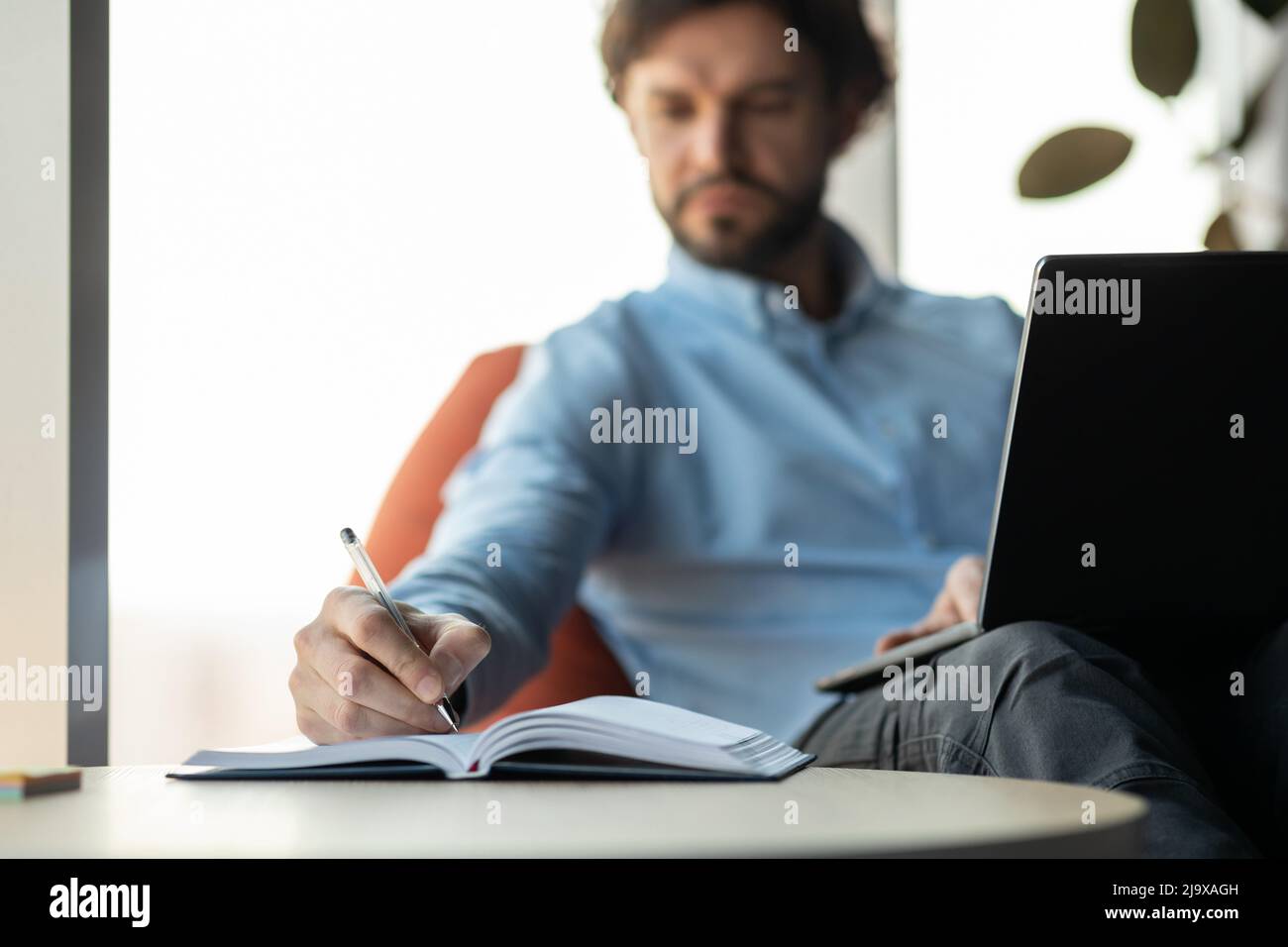 Gros plan sur un homme utilisant un ordinateur portable et écrivant dans un ordinateur portable Banque D'Images