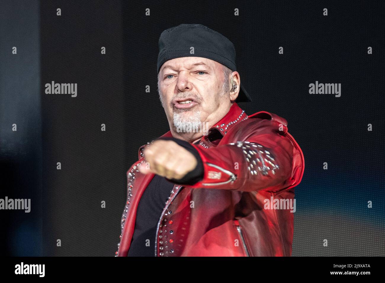 Milan, Italie. 24th mai 2022. Le chanteur italien Vasco Rossi lors de ses spectacles live à l'hippodrome de la Maura à San Siro, Milan pour non Stop Live 2022 Banque D'Images