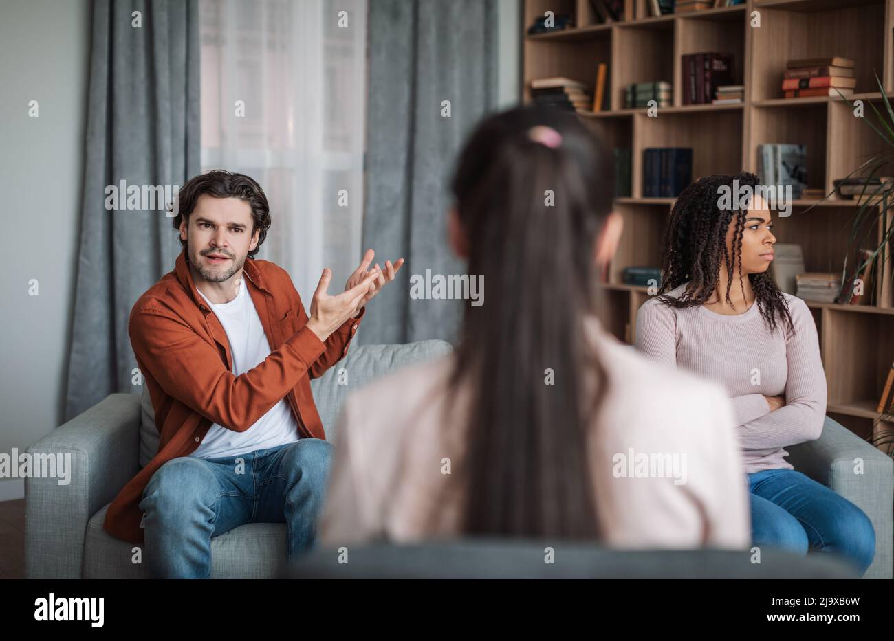 Un jeune homme européen insatisfait a percuté sa femme en consultation avec un psychiatre en clinique Banque D'Images