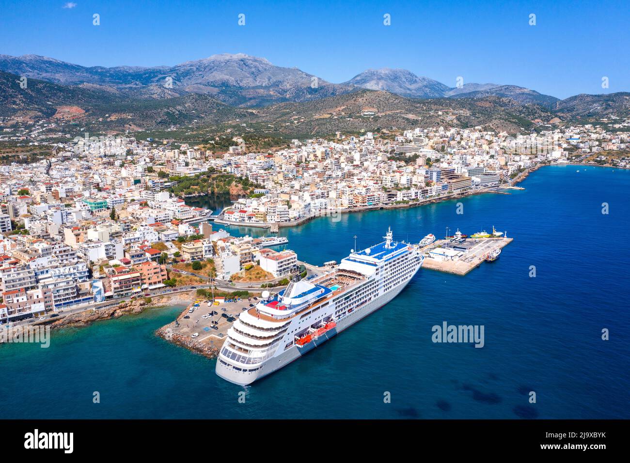 Agios Nikolaos, une pittoresque ville côtière avec bâtiments colorés autour du port dans la partie orientale de l'île de Crète, Grèce Banque D'Images