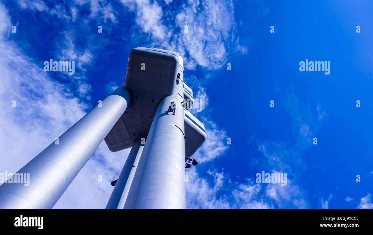 Installation d'art moderne d'enfants grimpants, golems dans la tour de télévision de Prague Banque D'Images