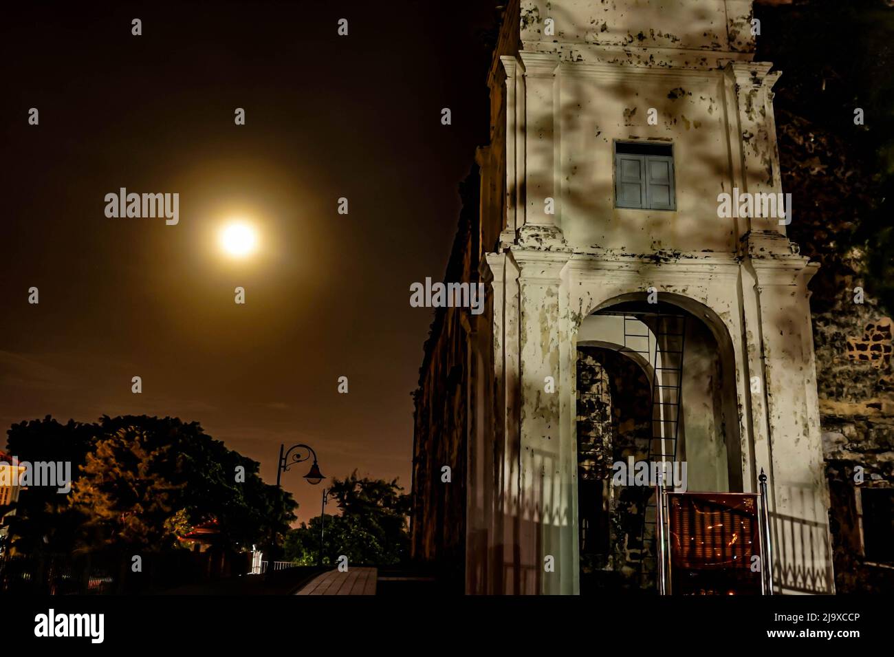 Église des missionnaires jésuites de nuit à Malacca, en Malaisie Banque D'Images