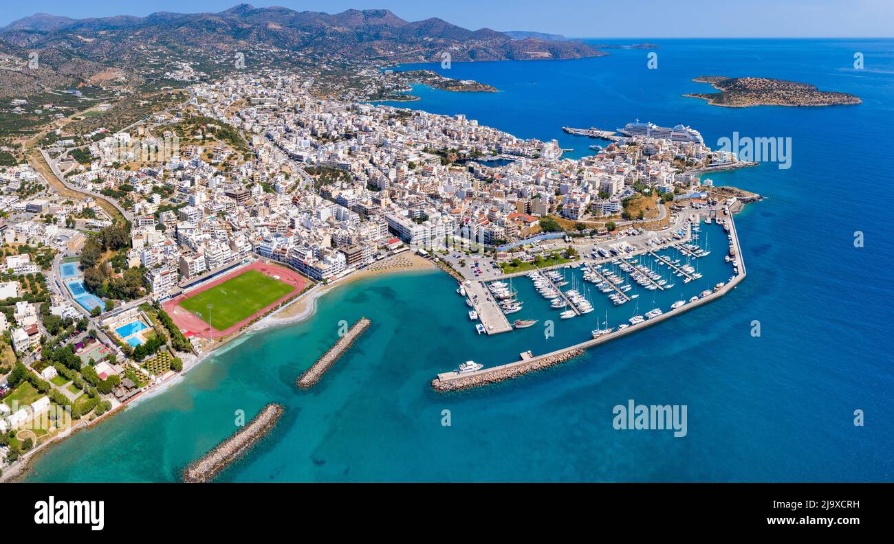 Agios Nikolaos, une pittoresque ville côtière avec bâtiments colorés autour du port dans la partie orientale de l'île de Crète, Grèce Banque D'Images