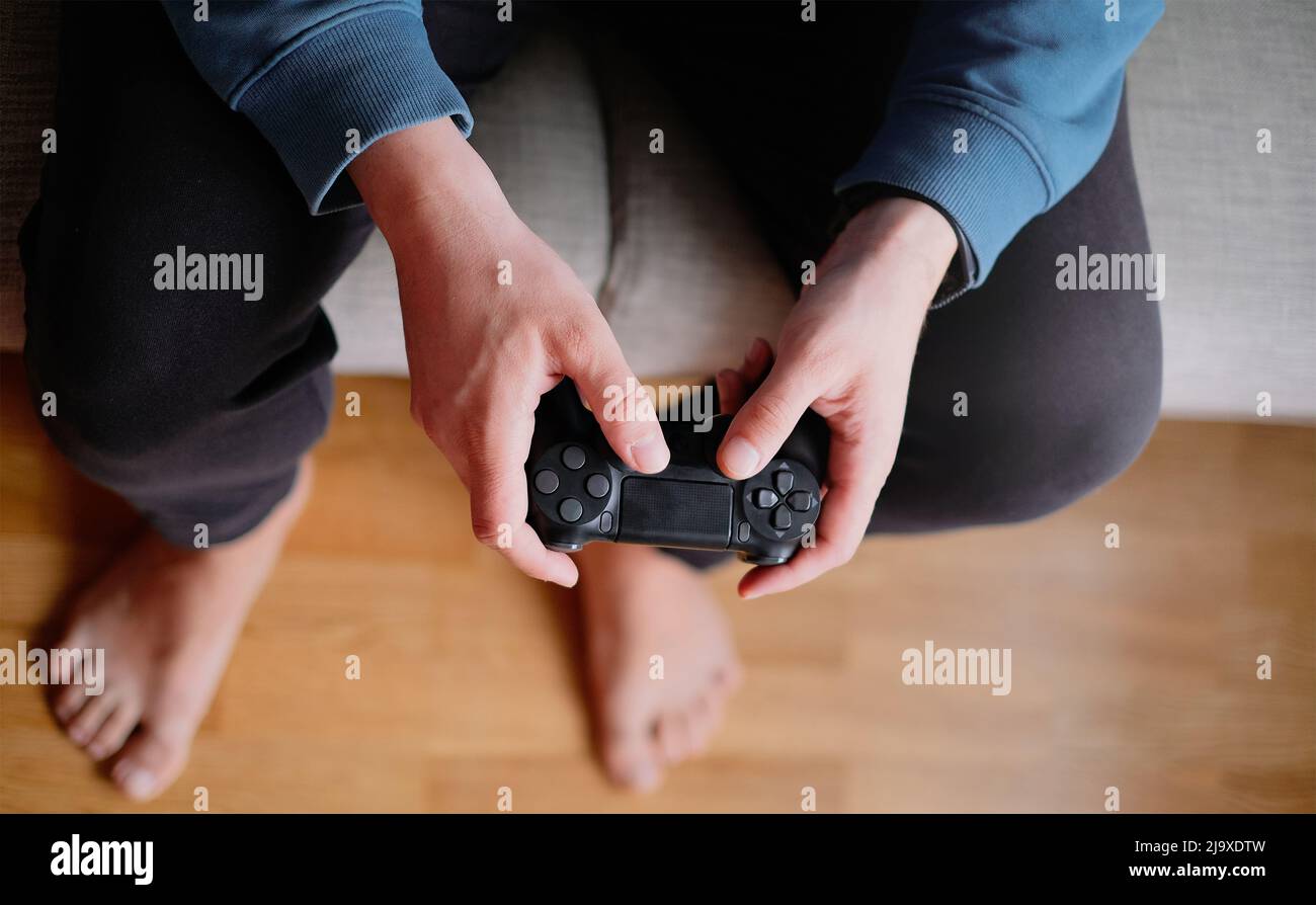Joystick pour console de jeu dans les mains de l'homme.le concept de loisirs et de divertissement Banque D'Images