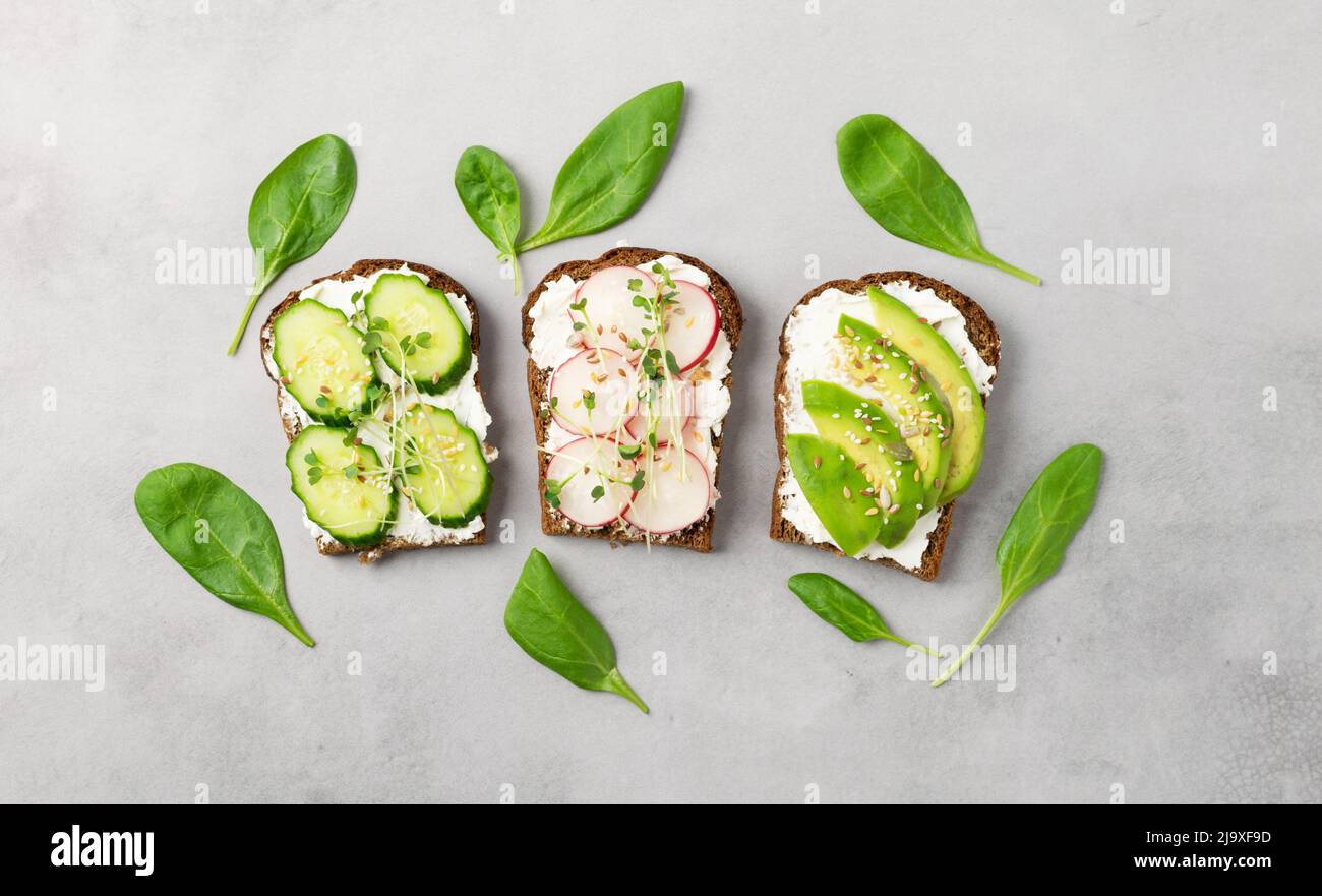 Divers sandwiches de ramish de légumes frais d'avocat mûr, concombre, avocat, graines de laitue d'épinards Banque D'Images