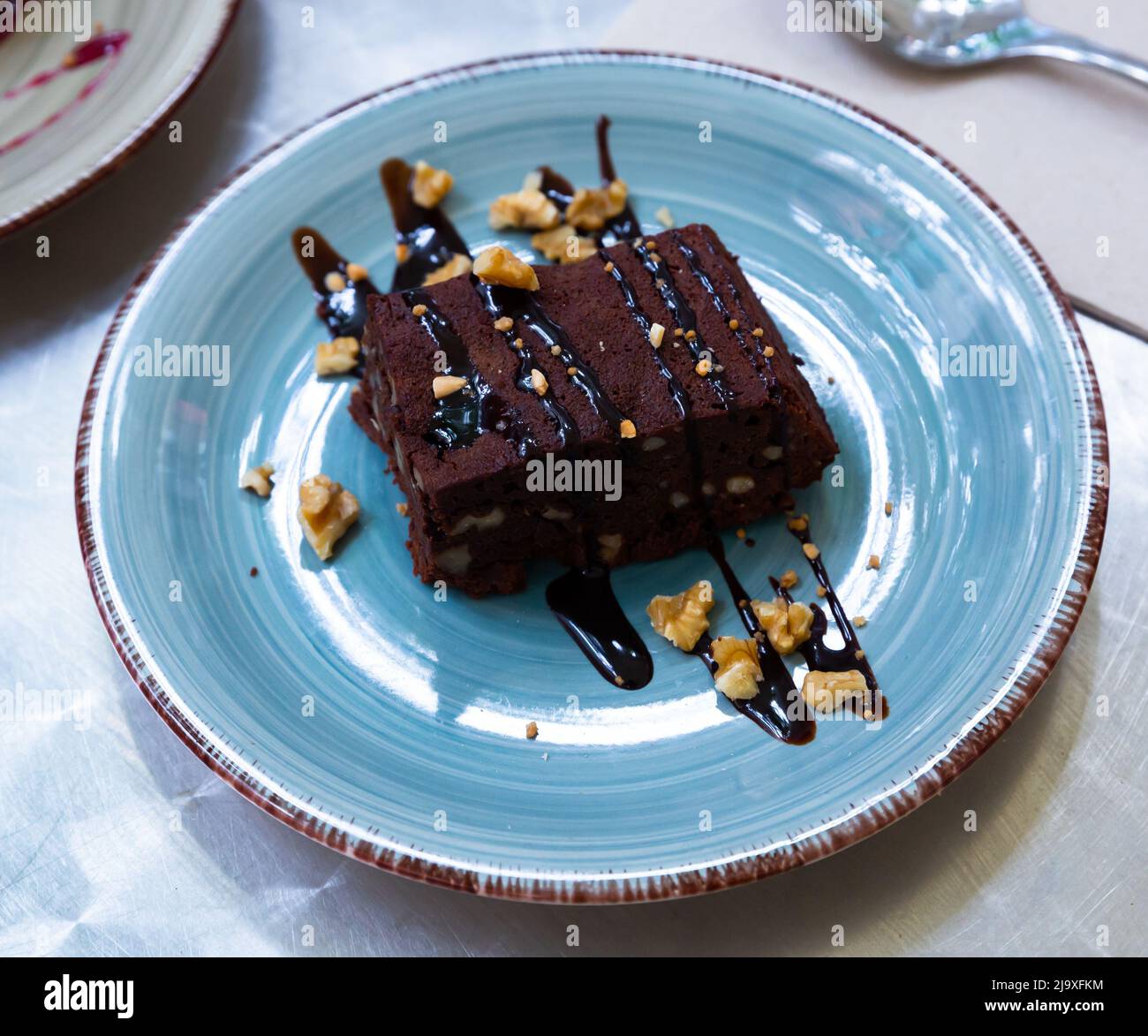Délicieux brownie avec chapelure de noix et glaçage au chocolat Banque D'Images