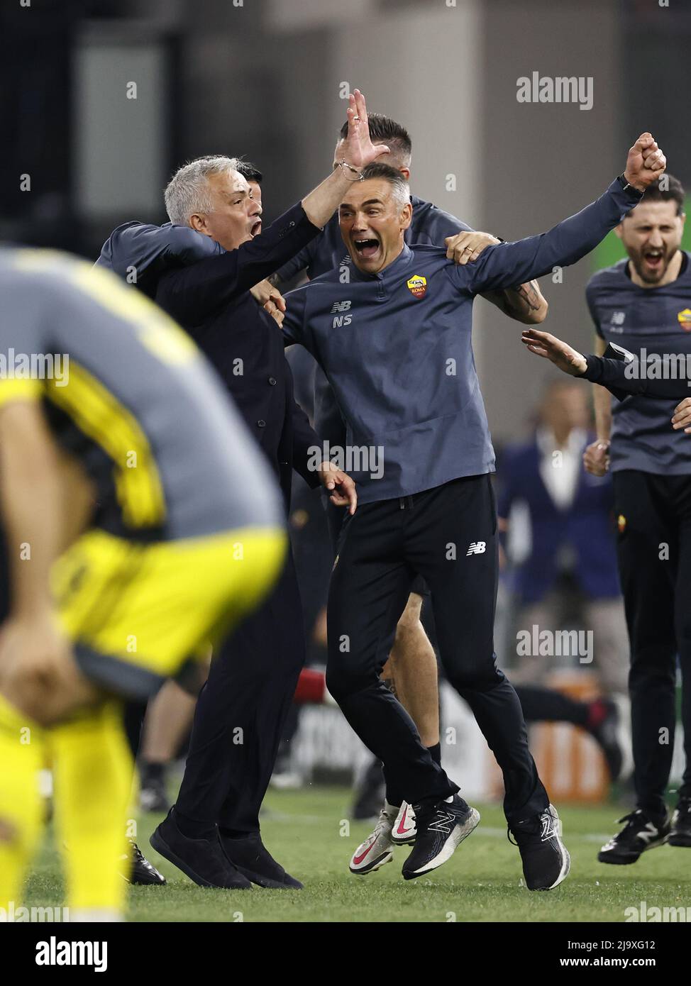 Tirana, Albanie. 25th mai 2022. TIRANA - EN TANT qu'entraîneur de Rome José Mourinho célèbre la coupe 5th lors du match final de la Ligue des conférences de l'UEFA entre AS Roma et Feyenoord à l'Arena Kombetare le 25 mai 2022 à Tirana, Albanie. ANP MAURICE VAN STEEN crédit: ANP/Alamy Live News Banque D'Images