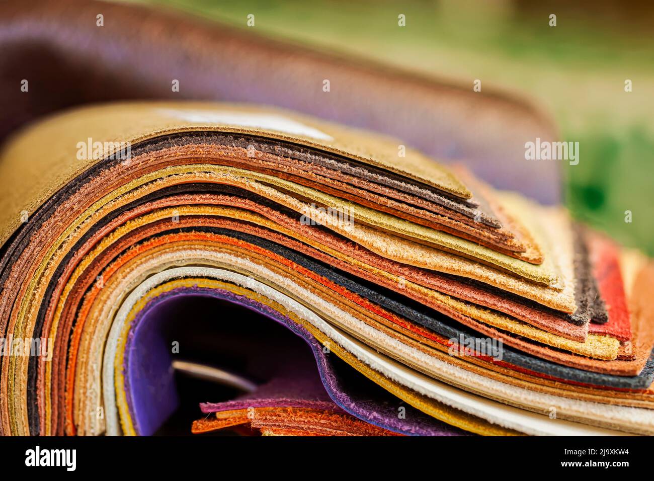 Échantillons de cuir colorés roulés, concept de l'industrie de la mode Banque D'Images