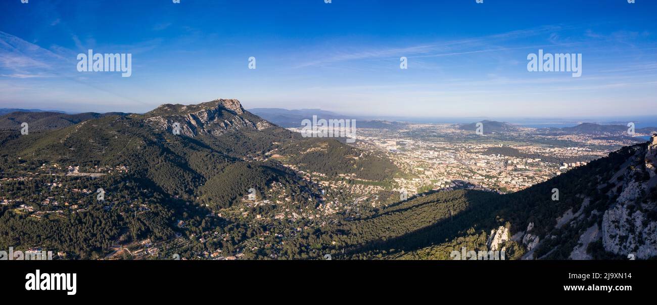 Paysage panoramique de campagne montagneuse dans le sud de la France Banque D'Images