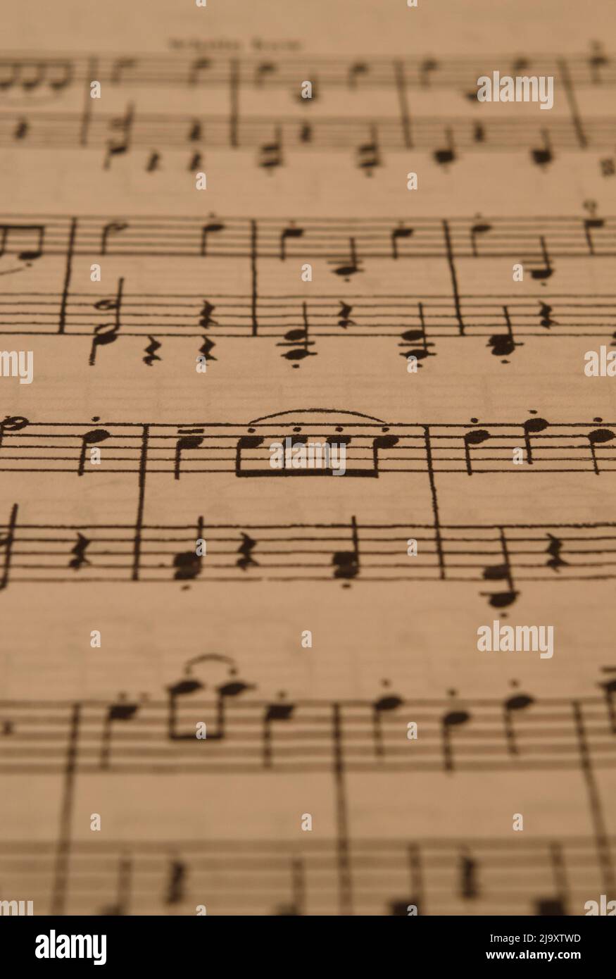 partitions de musique au premier plan avec mise au point sélective. avec des huitième notes en pointillés devant, liées Banque D'Images
