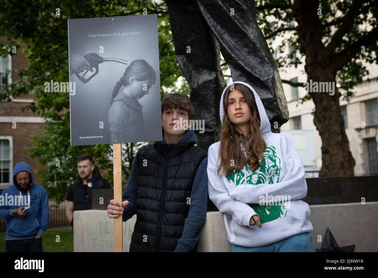 Londres, Royaume-Uni. 25th mai 2022. Deux jeunes manifestants ont un signe pour empêcher les importations de pétrole et de gaz russes alors que les gens se sont rassemblés à Whitehall pour protester contre la guerre en cours en Ukraine par la Russie. Credit: Kiki Streitberger / Alamy Live News Banque D'Images