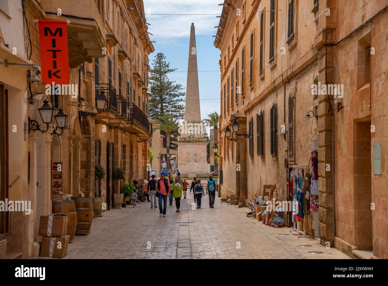 Vue sur la rue menant à l'Obelisc de Ciutadella à la Plaça des Born, Ciutadella, Memorque, Iles Baléares, Espagne, Europe Banque D'Images