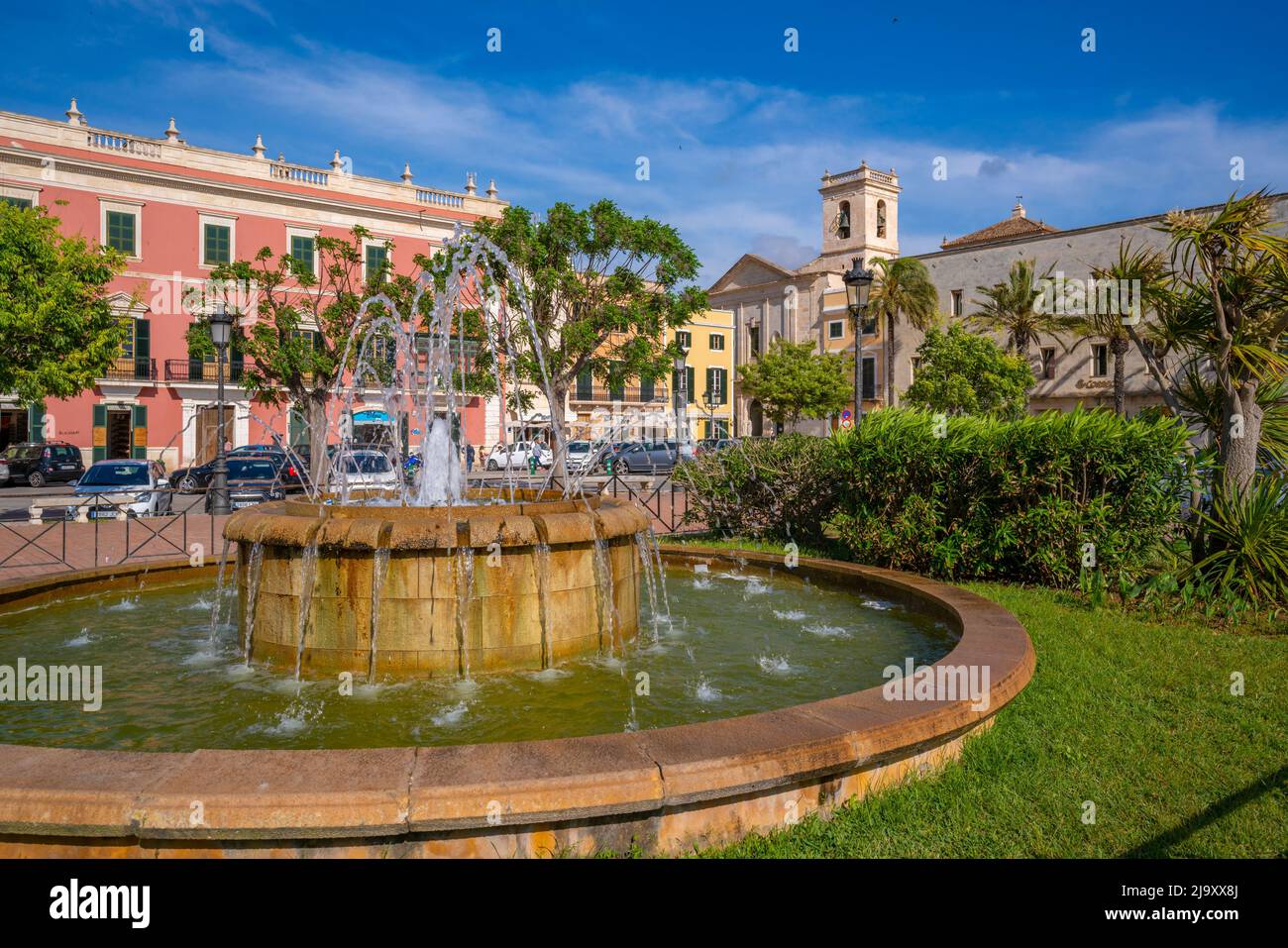 Vue sur l'architecture et la fontaine à Placa des Born, Ciutadella, Memorque, Iles Baléares, Espagne, Europe Banque D'Images