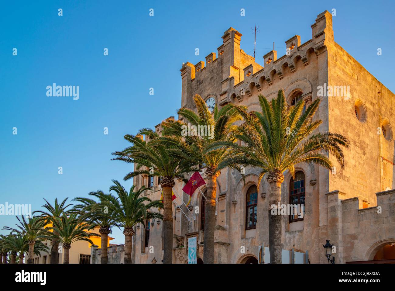 Vue de la mairie de Placa des Born au coucher du soleil, Ciutadella, Memorque, Iles Baléares, Espagne, Europe Banque D'Images