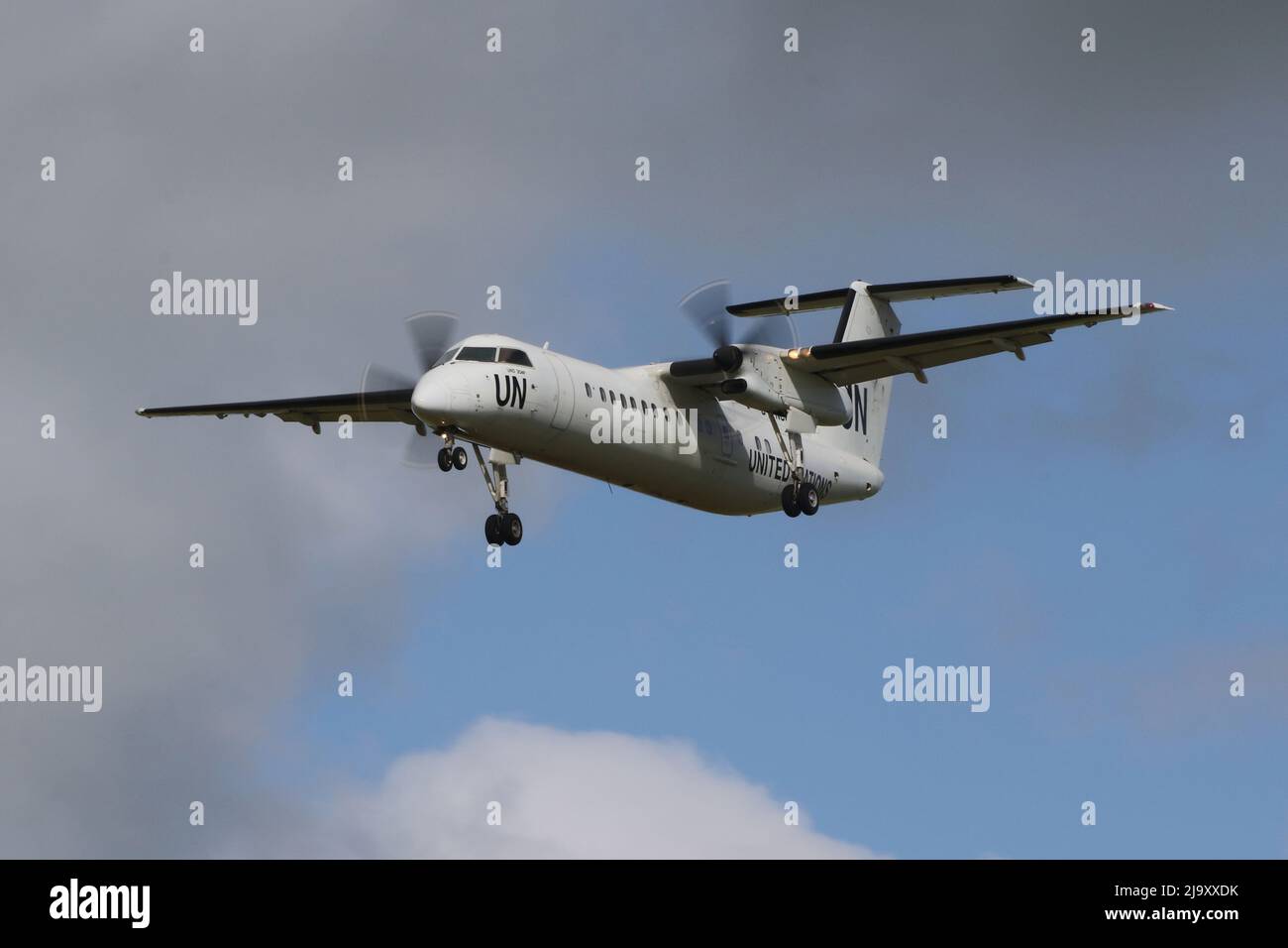 C-FNCU, a de Havilland Canada DHC-8-300 affrété par les Nations Unies par Voyageur Airways, arrivant à l'aéroport de Prestwick à Ayrshire, en Écosse. L'appareil avait quitté Bangui en République centrafricaine le 23 mai, avec des arrêts supplémentaires à Khartoum (Soudan), Héraklion (Grèce) et Francfort (Allemagne) avant d'atteindre Prestwick pour un arrêt de nuit, avant de poursuivre son voyage à travers l'Atlantique et de revenir au Canada. Banque D'Images