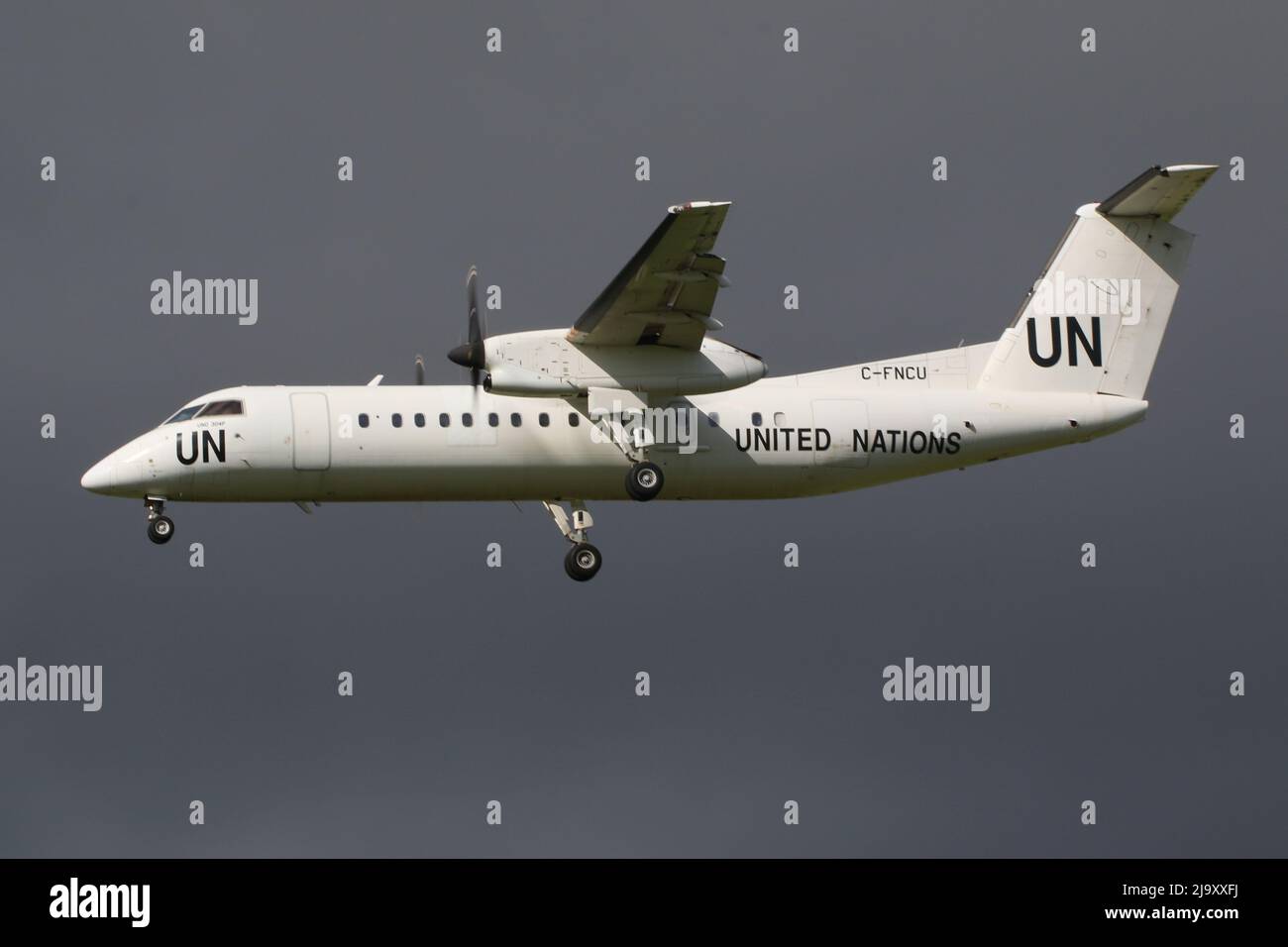 C-FNCU, a de Havilland Canada DHC-8-300 affrété par les Nations Unies par Voyageur Airways, arrivant à l'aéroport de Prestwick à Ayrshire, en Écosse. L'appareil avait quitté Bangui en République centrafricaine le 23 mai, avec des arrêts supplémentaires à Khartoum (Soudan), Héraklion (Grèce) et Francfort (Allemagne) avant d'atteindre Prestwick pour un arrêt de nuit, avant de poursuivre son voyage à travers l'Atlantique et de revenir au Canada. Banque D'Images