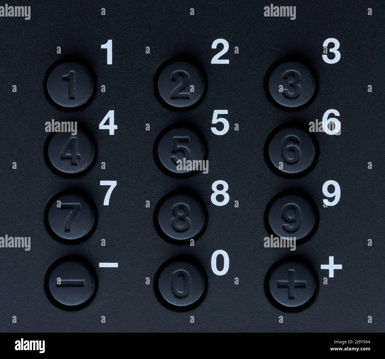 Clavier en plastique noir avec touches numériques sur une surface sombre, vue rapprochée. Boutons en plastique véritable Banque D'Images