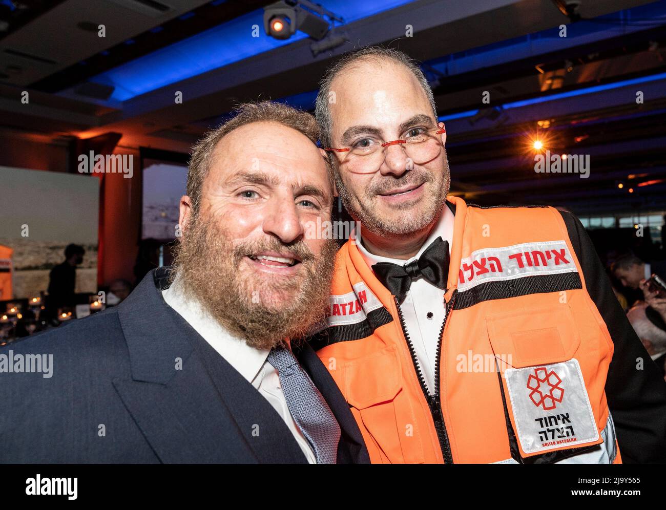 24 mai 2022, New York, New York, États-Unis : le rabbin Shmuley Boteach et Eli Beer, président de United Hatzalah of Israel assistent au gala annuel de collecte de fonds au Pier 60. Les volontaires Unis de Hatzalah aident des gens de tous les milieux en Israël lorsqu'ils ont besoin d'urgences médicales. Ils ont également organisé un hôpital de campagne en Moldavie pour les réfugiés ukrainiens fuyant l'invasion russe en Ukraine. (Credit image: © Lev Radin/Pacific Press via ZUMA Press Wire) Banque D'Images