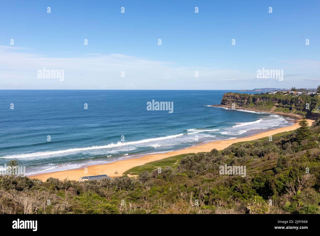 Plage de Bungan à Sydney, l'une des plages du nord de Sydney par un ciel bleu jour d'automne, Sydney, NSW, Australie Banque D'Images