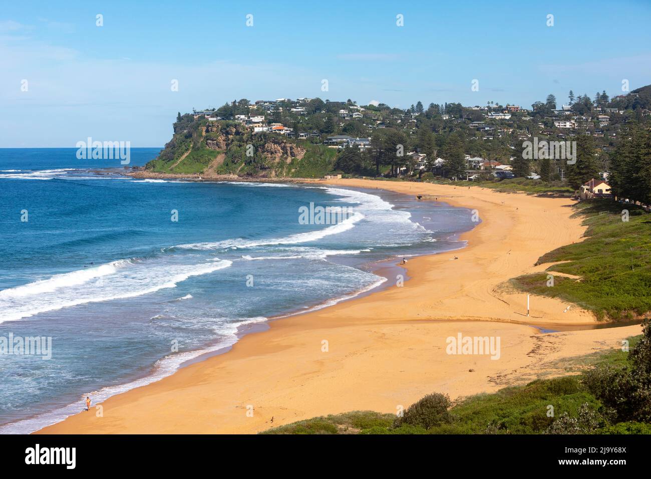Newport Beach sur la côte est de Sydney, l'une des plages du nord de Sydney en un ciel bleu jour d'automne, Nouvelle-Galles du Sud, Australie Banque D'Images